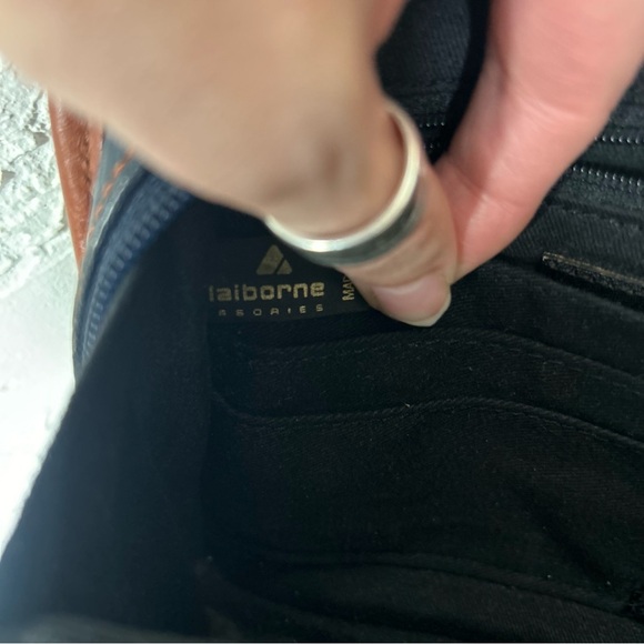 Vintage 90’s Liz Claiborne Pebbled Leather Zip Around Crossbody - Picture 9 of 16